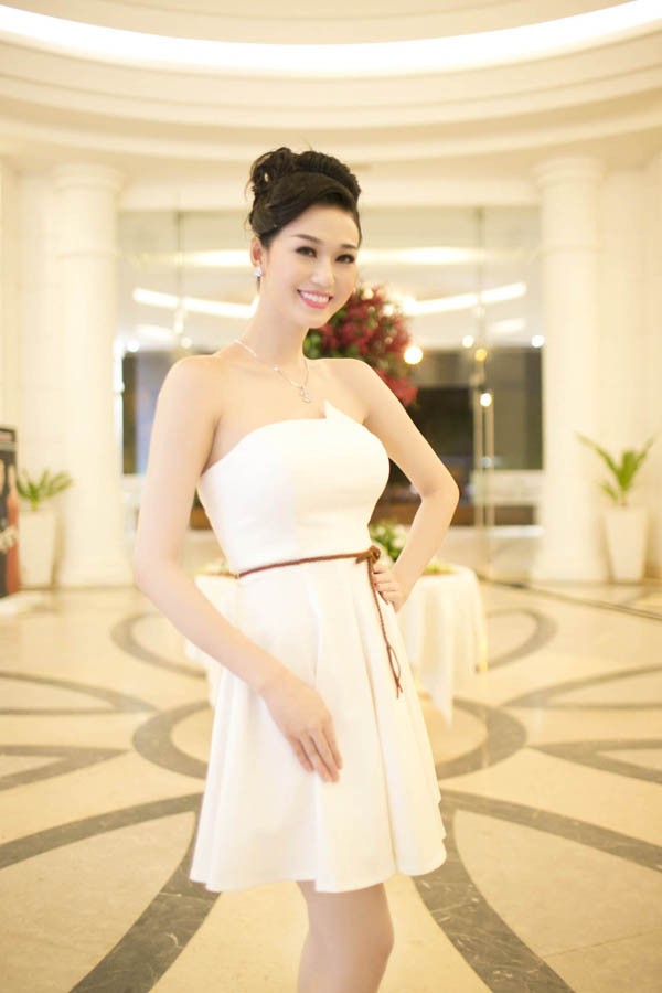 Khánh My vai trần trắng muốt, 'chạy show' event - ảnh 1